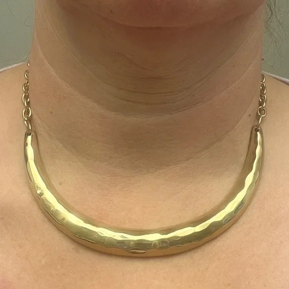 Chic Hammered Gold Tone  Necklace - Picture 9 of 10